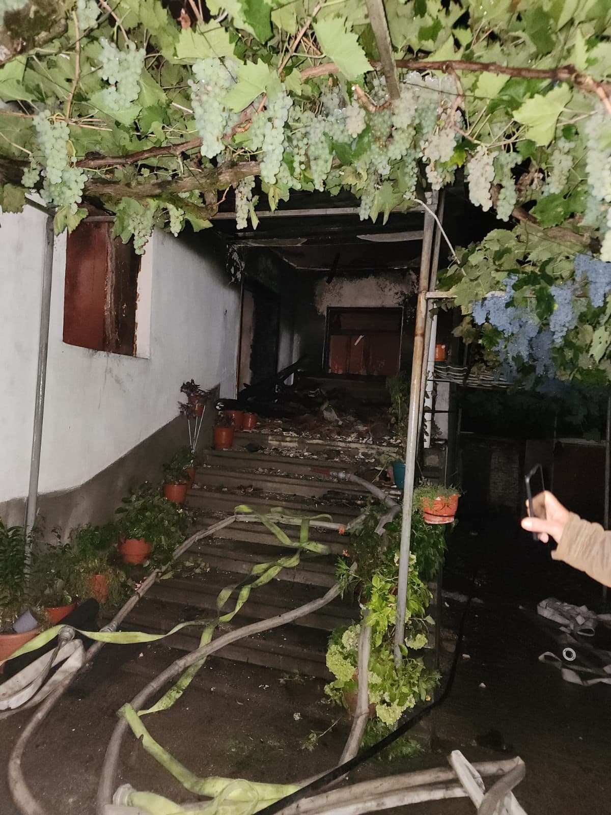 Digjet banesa në Pilur të Devollit, shkaktohen dëme të mëdha materiale (VIDEO)