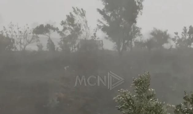 Stuhitë dhe reshjet e dendura të shiut shkaktojnë vërshime uji në rrugët e Gjirokastrës (VIDEO)