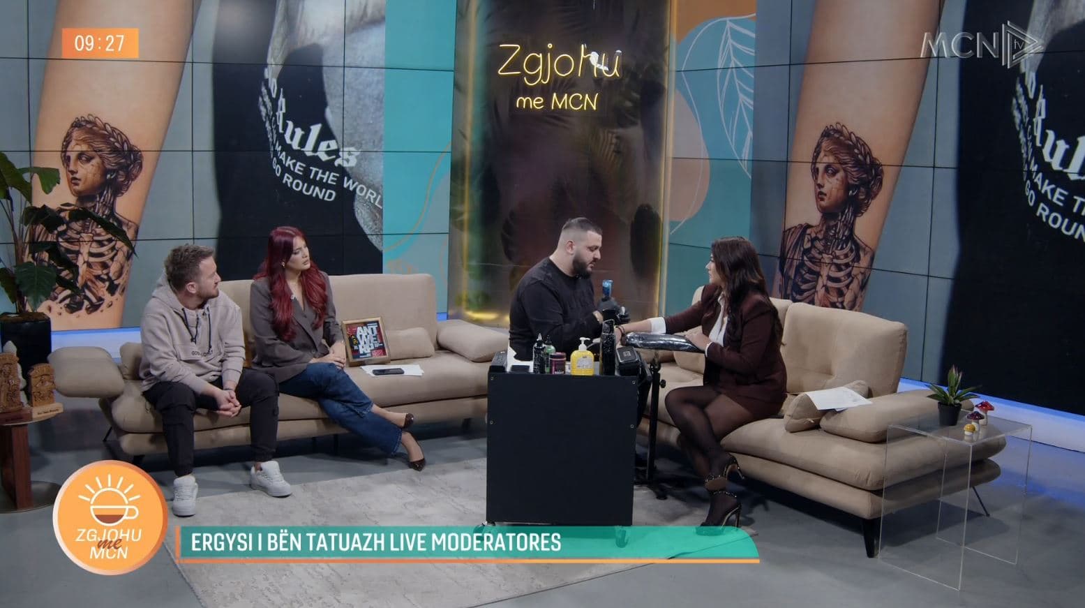 Në Belgjikë fitoi vendin e parë, Ergys Ibrahimi i bën tatuazh live moderatores (VIDEO)