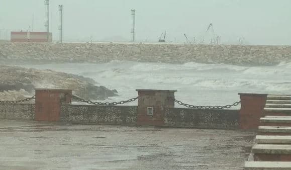 Moti i keq përfshin edhe Durrësin/ Pezullohet lundrimi i trageteve