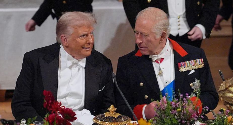 Shpata e koleksionit dhuratë mbretit Charles, zyrtari jep dorëheqjen pas përplasjes me administratën Trump