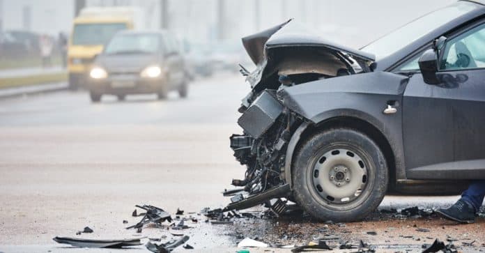 Përplasen dy makina në hyrje të autostradës Elbasan-Tiranë, dy të plagosur