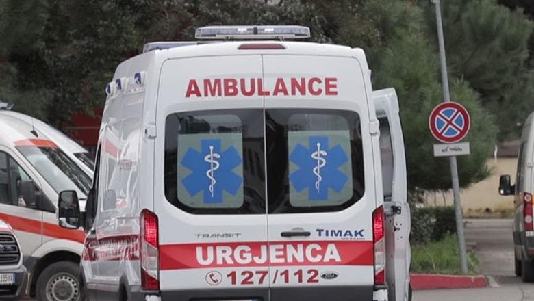 Përplasen dy makina në Durrës/ 5 persona përfundojnë në spital