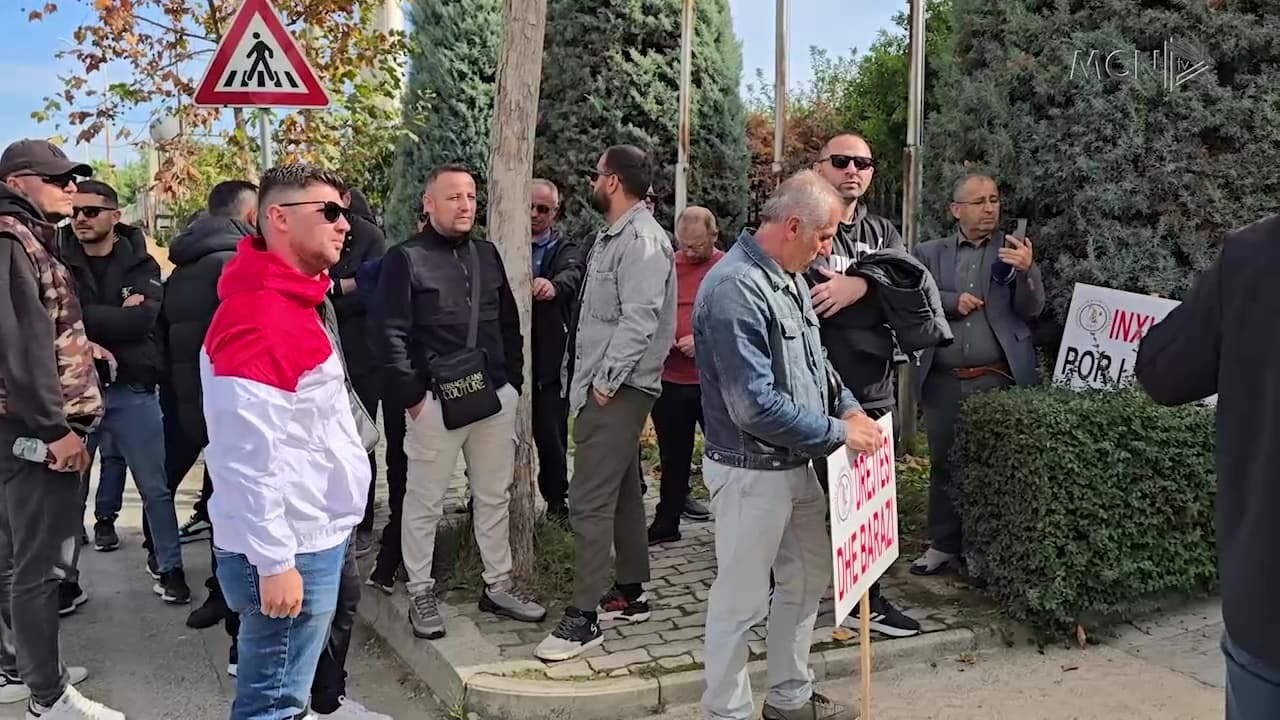 “Shteti hesht, shkak lidhjet nepotike” / Naftëtarët sërish protestë para “Bankers”: Të papërgjegjshëm! (VIDEO)