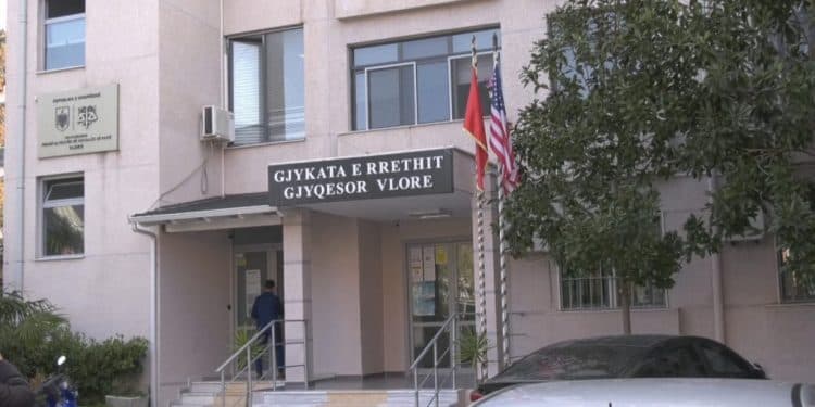 Goditi punonjësin e sigurisë në Gjykatën e Vlorës, arrestohet avokati