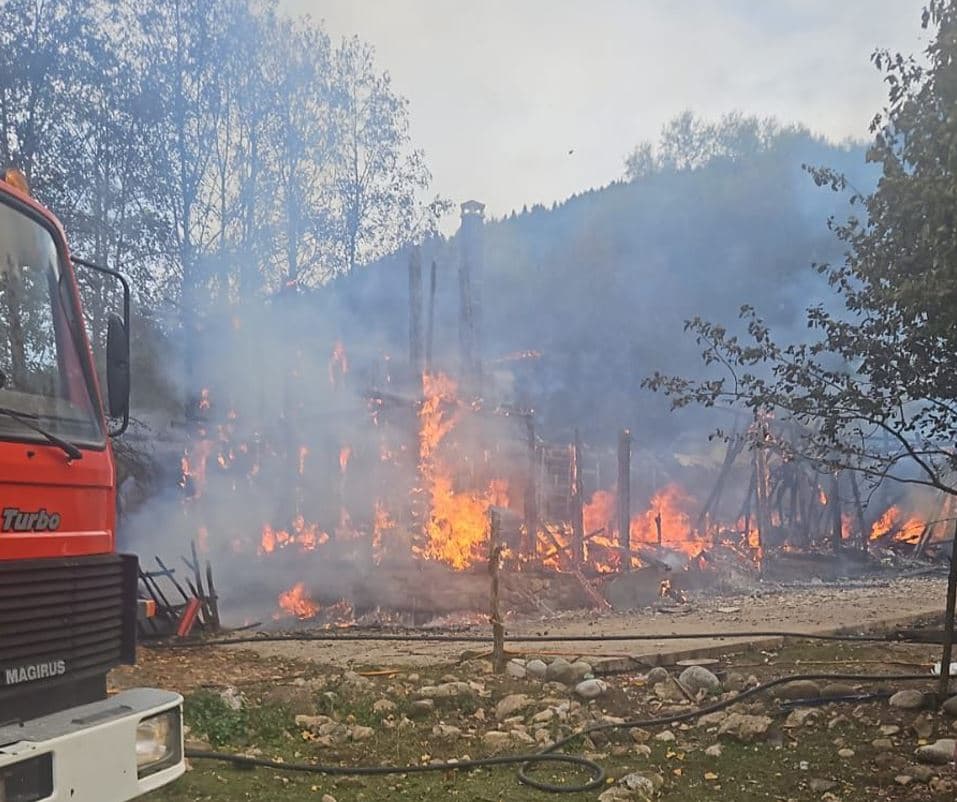Zjarr në një agroturizëm në Leskovik, shkrumbohet shtëpia e drurit