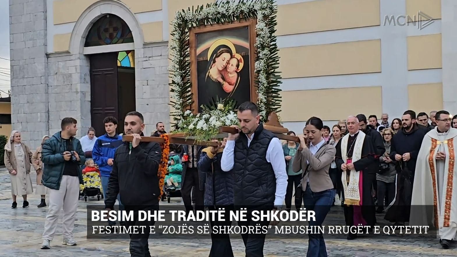 Besim dhe traditë në Shkodër/ Festimet e “Zojës së Shkodrës” mbushin rrugët e qytetit (VIDEO)