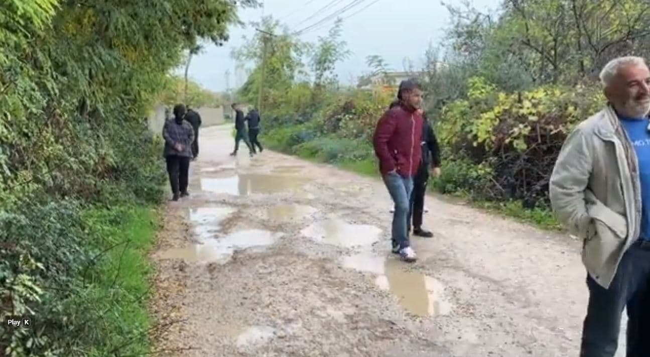 Protestë për rrugë dhe kanalizime në Fushë Mamurras, banorët: Nuk u mbajtën premtimet (VIDEO)