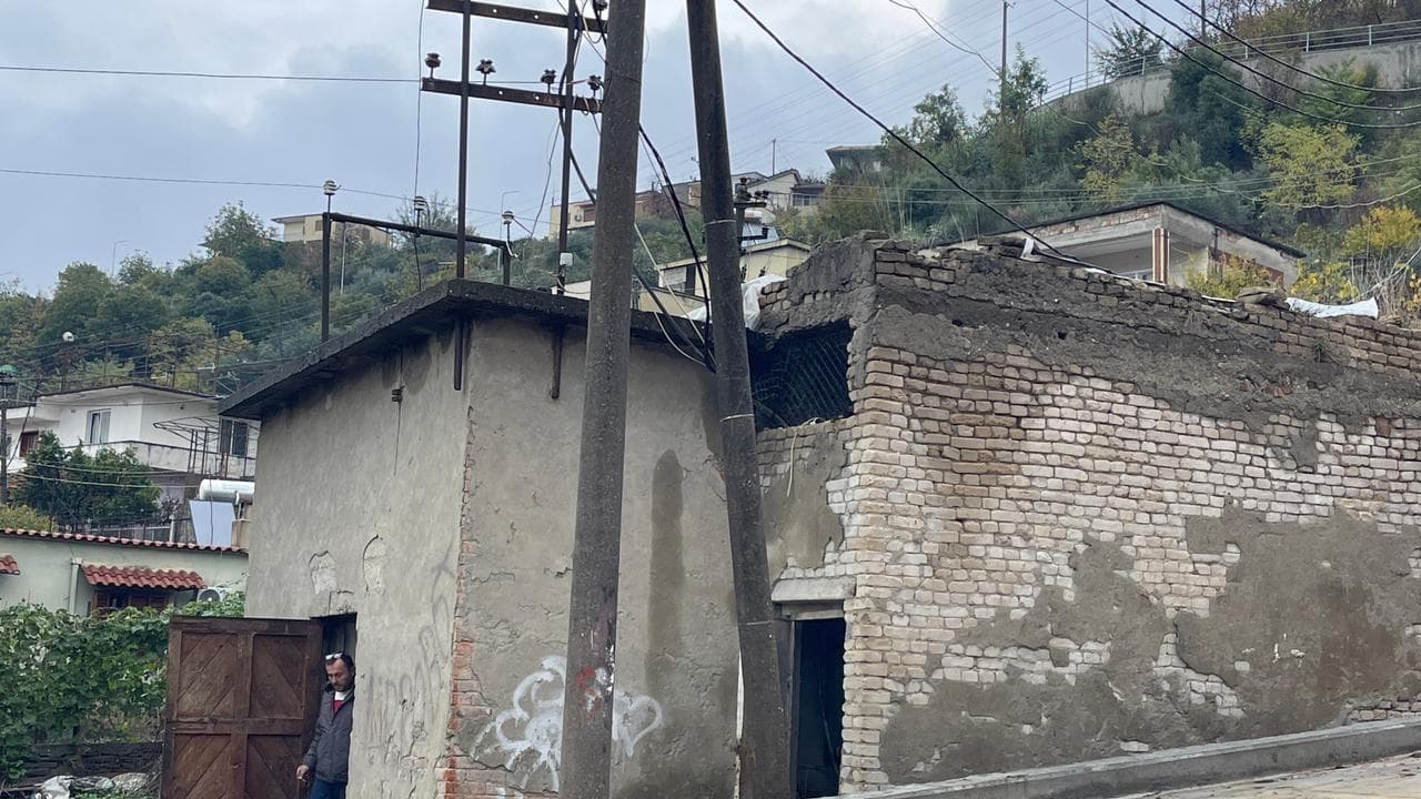Reshjet shkaktojnë dëme në rrjet, Gramshi dhe zonat përreth mbi 24 orë pa energji elektrike (VIDEO)