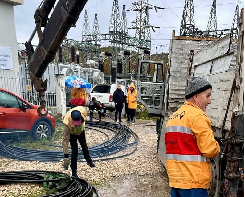 Digjen fiderat e Nënstacionit Farkë, pa drita disa zona të Tiranës 