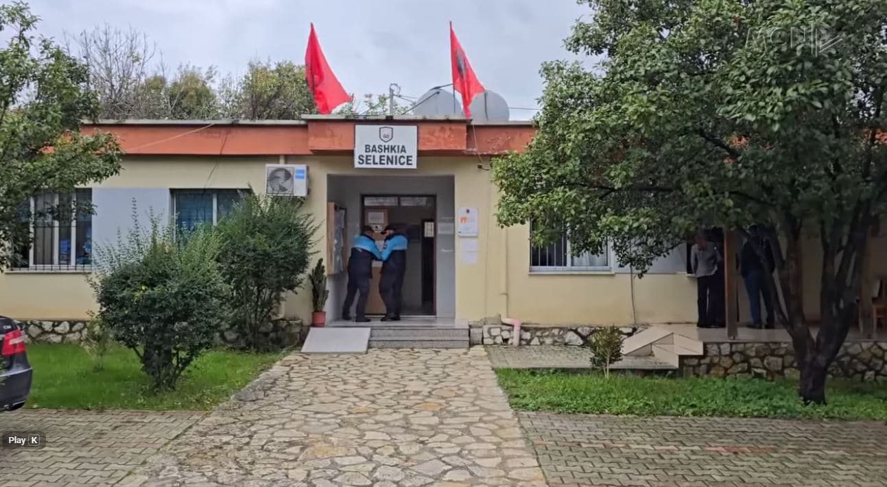 Shkarja e dheut bllokon Rromësin.Kryebashkiaku i Selenicës: S'kemi buxhet për zgjidhje përfundimtare (VIDEO)