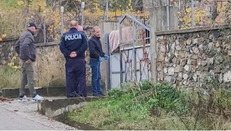 Tenton të hyjë në një banesë, një person në Maliq mbetet i varur në kangjella, humb jetën/ Flasin fqinjët