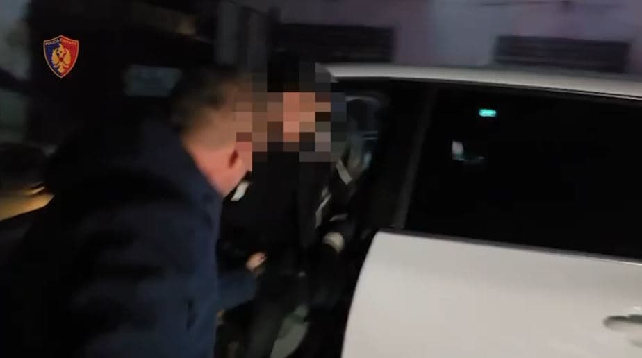 Lëvizte me armë në makinë, arrestohet i riu në Kukës