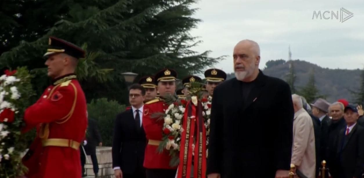81-vjetori i çlirimit të Shqipërisë. Krerët e shtetit, homazhe te Varrezat e Dëshmorëve (VIDEO)