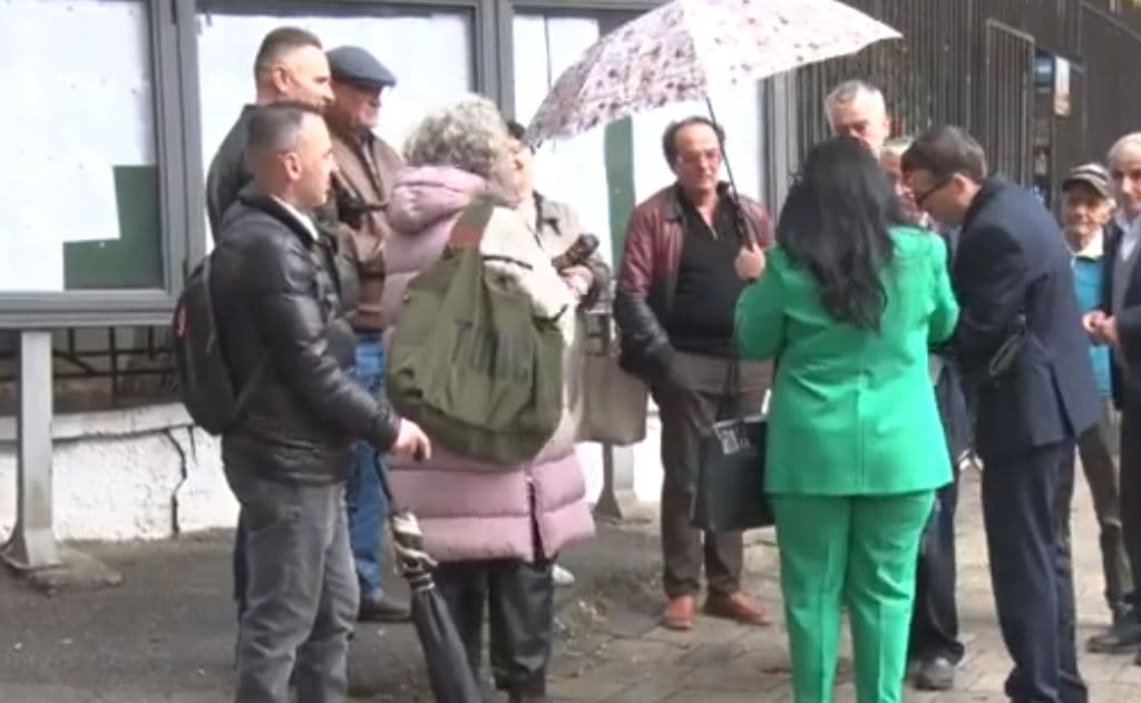 30 familje protestë te Gjykata e Apelit. Banorët e Krujës: Nuk po marrim apartamentet, gjyqi zvarritet (VIDEO)