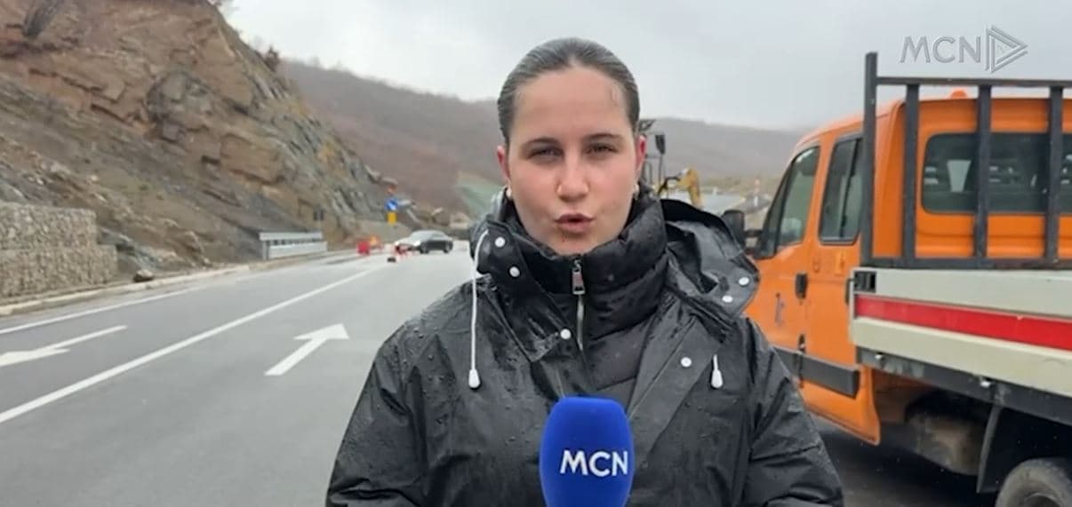 Bllokohet rruga Qukës-Qafë Plloçë/ Shembet masivi shkëmbor, paralizohet qarkullimi (VIDEO)