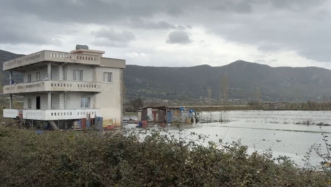 300 hektarë tokë e përmbytur në Lezhë/ Fshati Shpërdhet në Kurbin prej një jave i izoluar nga shembja e rrugës (VIDEO)