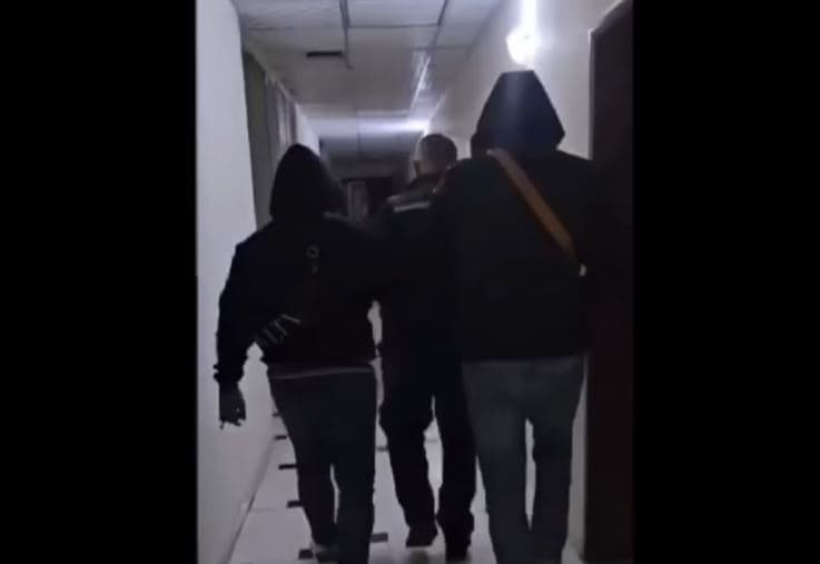 Kërkoi para për të nxjerrë makinën nga pika e bllokimit, arrestohet polici në Kavajë