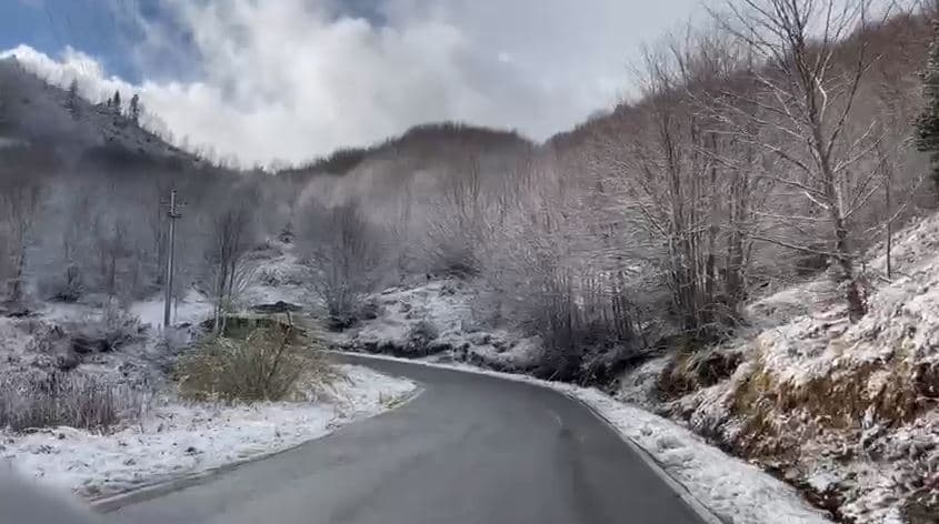 Nisin reshjet e borës në Korçë, bie niveli i lumit Devoll