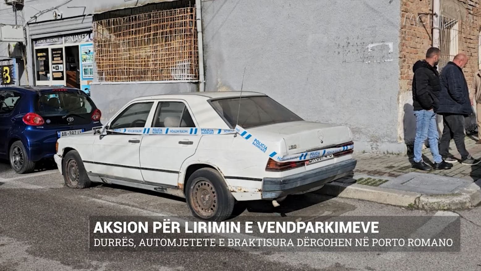 Aksion për lirimin e vendparkimeve/ Durrës, automjetet e braktisura dërgohen në Porto Romano (VIDEO)