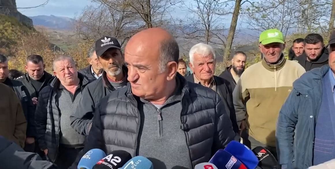 Kundër mbylljes së rrugës në Pogradec, banorët e Kalivaçit bllokojnë “Qukës-Qafë Plloçë” (VIDEO)