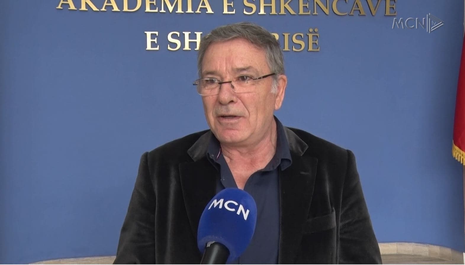 Një gramatikë e re për shqipen/ “Jo patriotizëm në stadium, zotëroni gjuhën shqipe” (VIDEO)