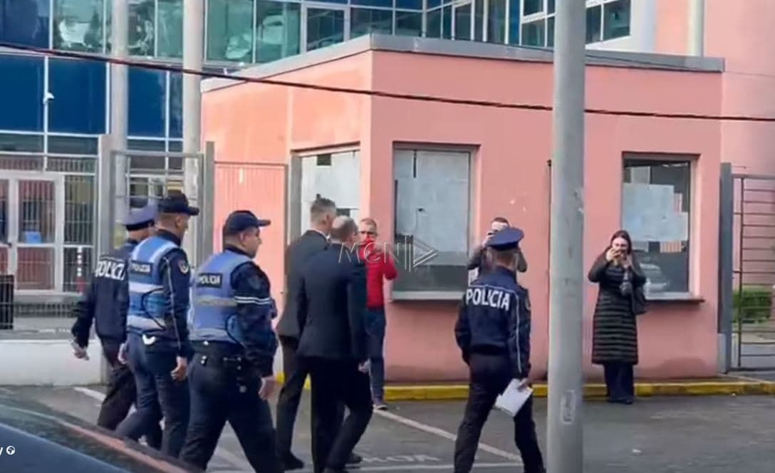 Të shoqëruar nga policia/ Kreu i ARRSH-së, Gentian Gjyli dhe Erald Elezi paraqiten në GJKKO për vlerësimin e masës së sigurisë (VIDEO)