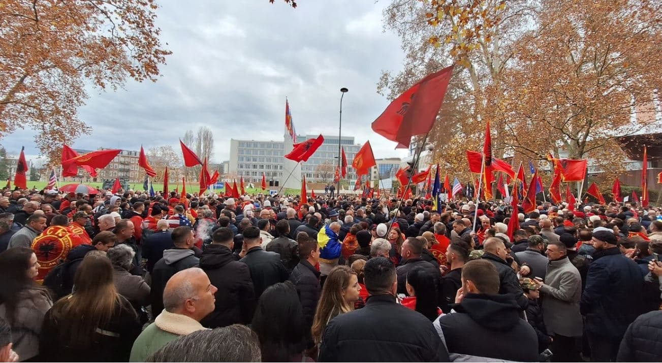 Protesta në Strasburg/ OVL e UÇK dorëzon 285 letra në Asamblenë e KiE me shqetësimet për procesin në Hagë