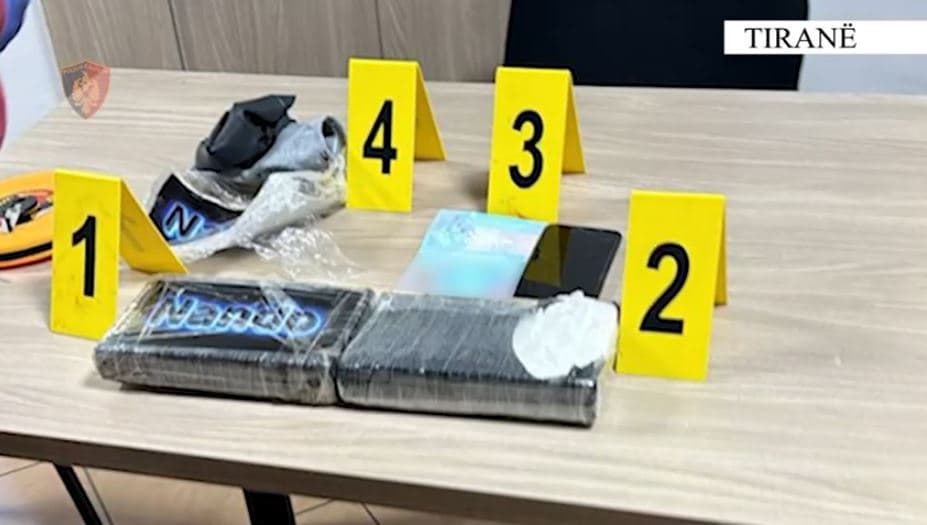 Furnizonin grupet me drogë, dy kushërinj në Tiranë kapen me 2.2 kg kokainë 