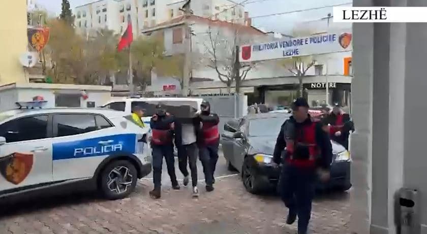 U kap me pistoletë në makinë, në pranga i riu 