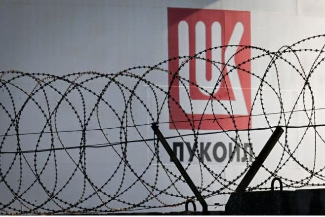 SHBA-të shtyjnë sanksionet e Lukoil, ndërsa gjigandi rus i naftës synon të shesë asetet