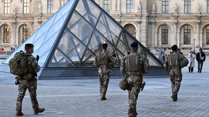 Grabitja në muzeun e Luvrit, shkelje sigurie/ Fjalëkalimi ishte “Louvre”