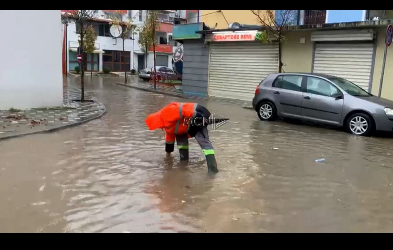 Shiu i dendur bllokon kanalizimet në Lezhë, përmbytet blloku i banimit në lagjen “Besëlidhja” (VIDEO)
