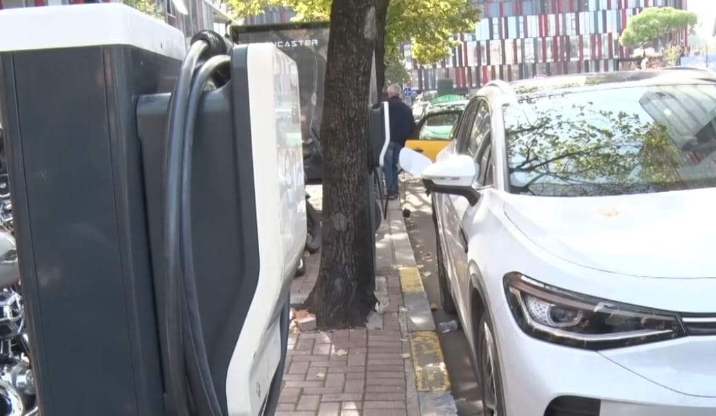 Më shumë kosto për makinat elektrike/ Rritja e çmimit të energjisë penalizon flotat e taksive (VIDEO)