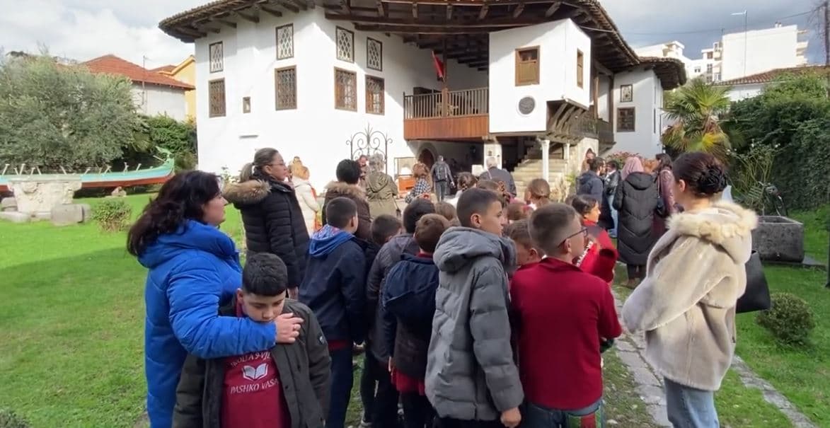 “Arti i fijes në jelekë”/ Ekspozitë me vlera kulturore në Muzeun Historik të Shkodrës (VIDEO) 