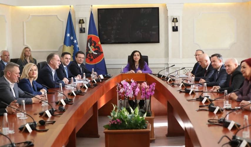 Vjosa Osmani shpërndan Kuvendin e Kosovës/ Zgjedhjet më 28 dhjetor 