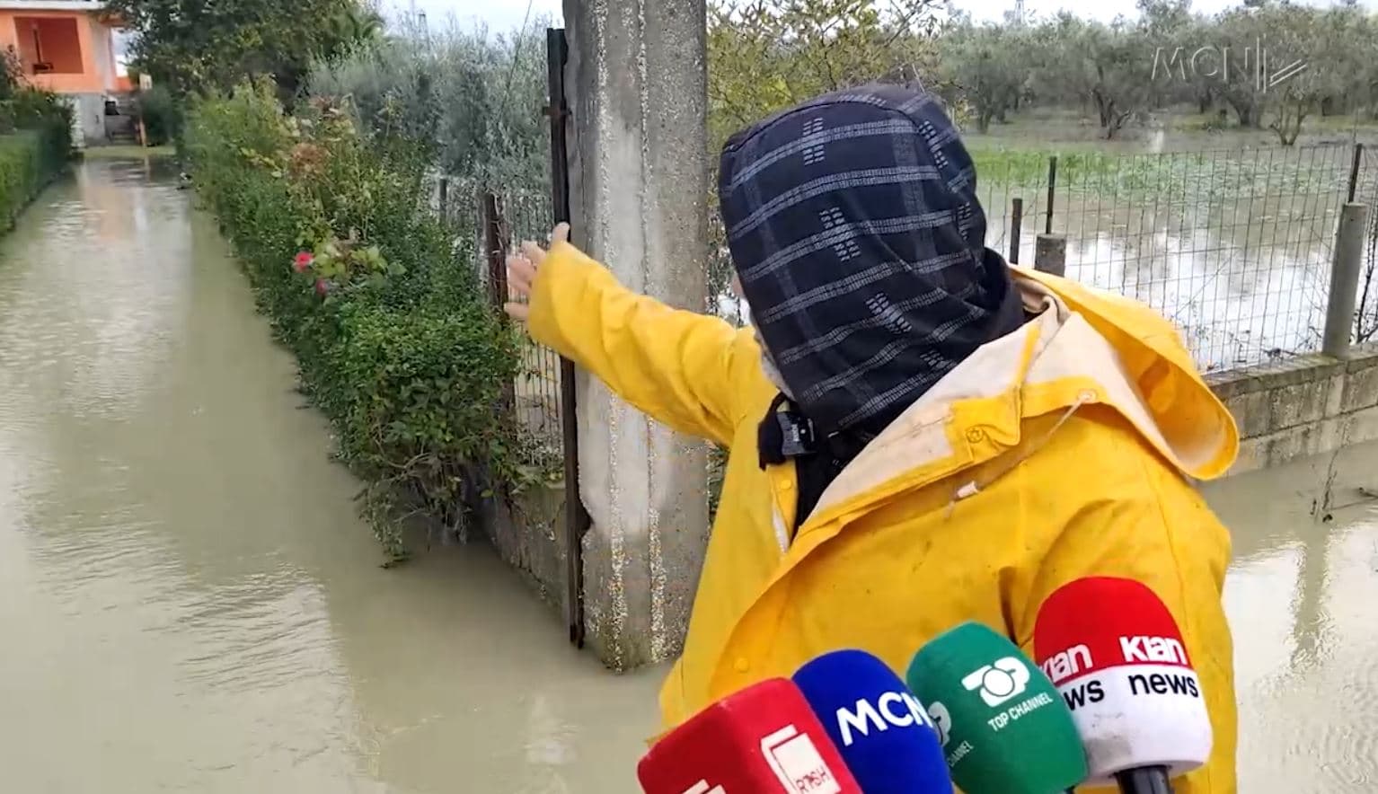 Dhjetëra shtëpi të përmbytura në Berat/ Banorët: Uji hyri deri në 1 metër brenda dhe shkatërroi gjithçka (VIDEO)