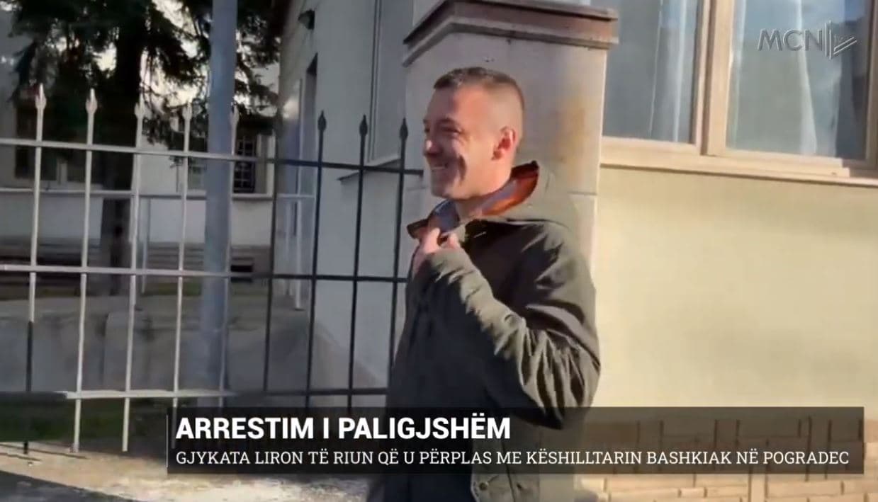 “Arrestim i paligjshëm”/ Gjykata liron të riun që u përplas me këshilltarin bashkiak në Pogradec (VIDEO)