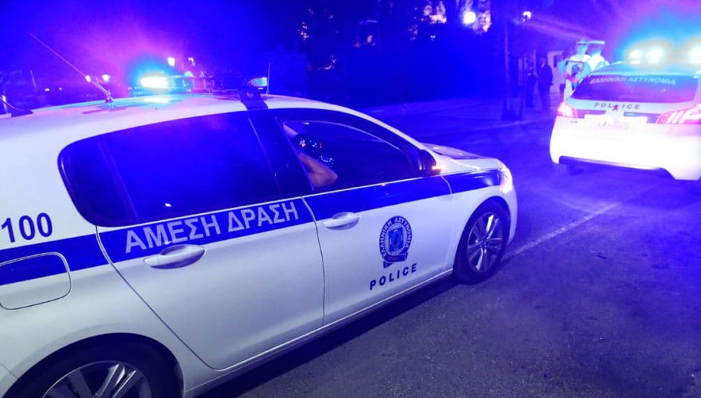 E rëndë në Greqi, shqiptari gjendet i djegur në makinë me pranga në duar