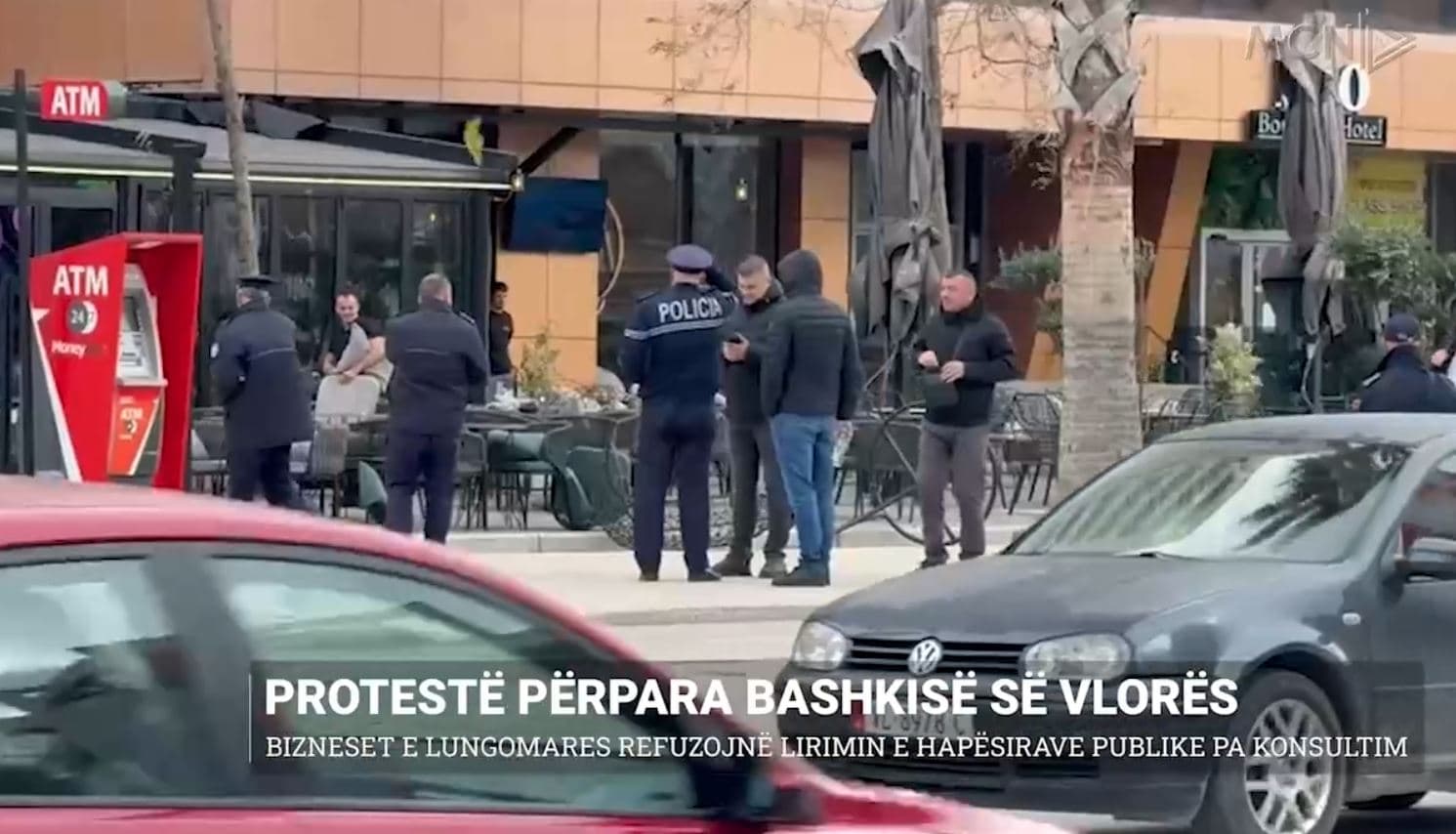 Protestë përpara bashkisë së Vlorës/ Bizneset e Lungomares refuzojnë lirimin e hapësirave publike pa konsultim (VIDEO)