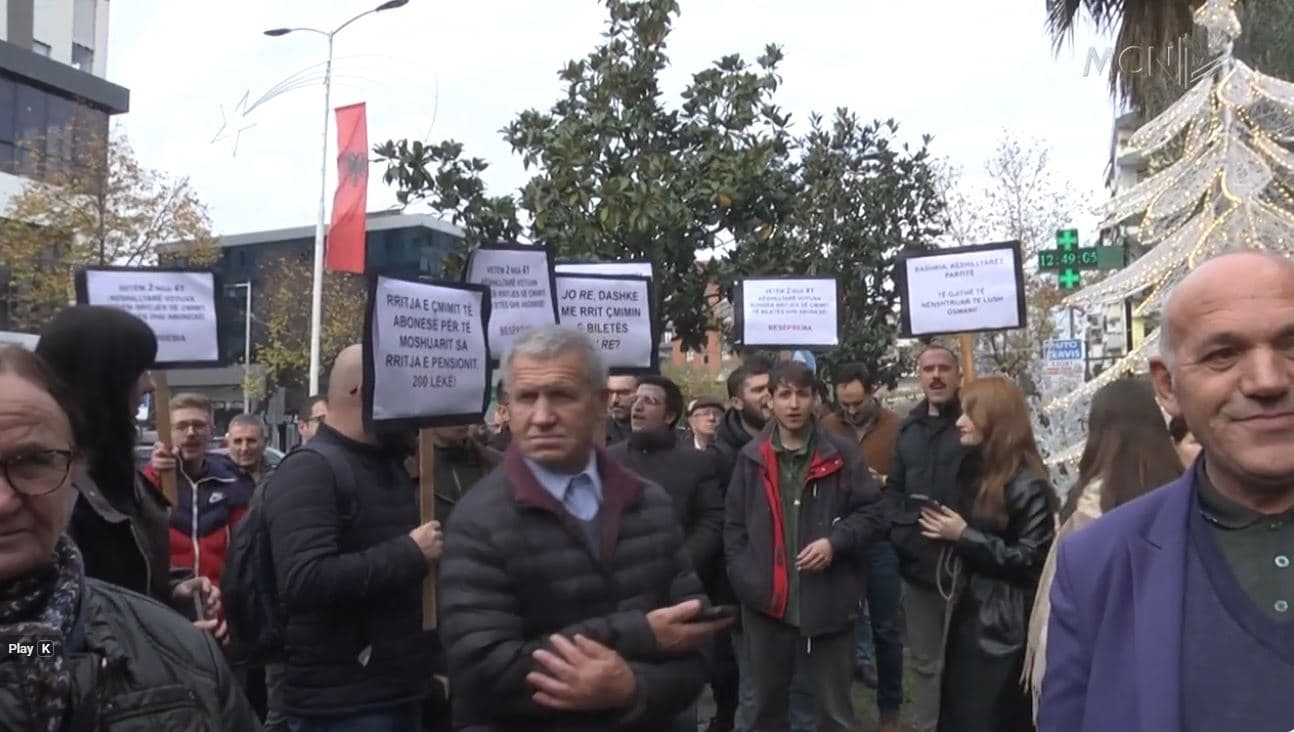 Protestë në Kamëz për çmimin e urbanëve/ Lëvizja Bashkë: Këshilltarët bashkiakë, të shitur (VIDEO)