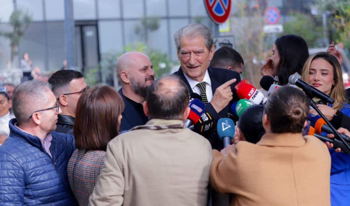 “21 janari”/ SPAK i dorëzon zarfin me fletë-thirrje Sali Berishës