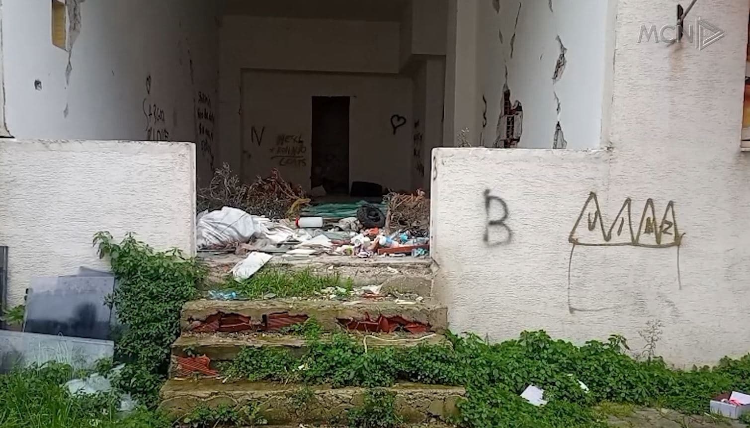 6 vite pas tërmetit të vitit 2019/ Pallatet e dëmtuara “strehë” për përdoruesit e drogës, rindërtimi ende i papërfunduar (VIDEO)