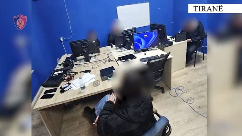 Mashtronin të huajit për të investuar në bursa fiktive/ Në pranga menaxheri i Call Center-it dhe dy punonjës 