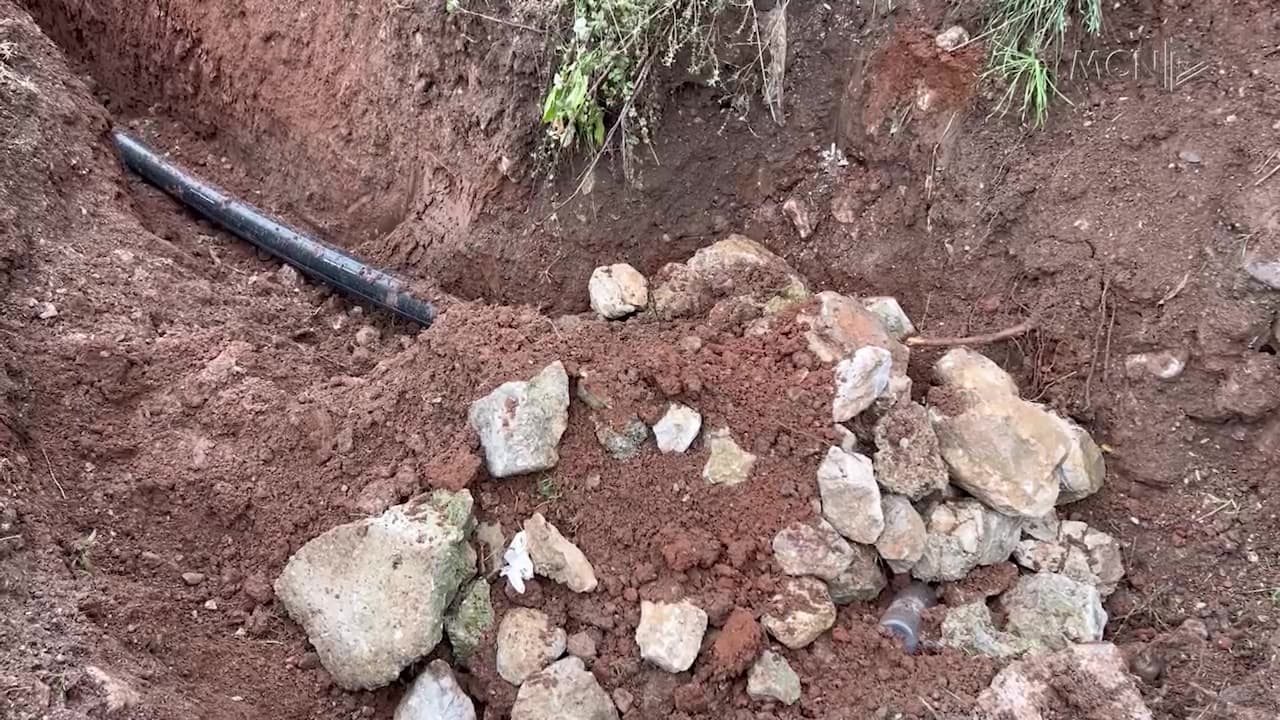 “Po na i vjedhin natën” / Maliq, banorët e Burimasit kundërshtojnë marrjen e ujit të tyre për fshatin Zvezdë (VIDEO)