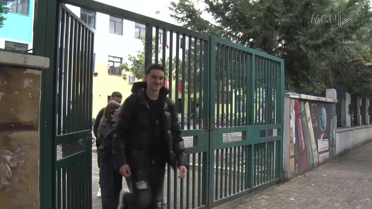 “Celularët, rregullorja vetëm në letra” / Eksperti i arsimit: I domosdoshëm, nuk ndalohet përdorimi i në shkolla (VIDEO) 