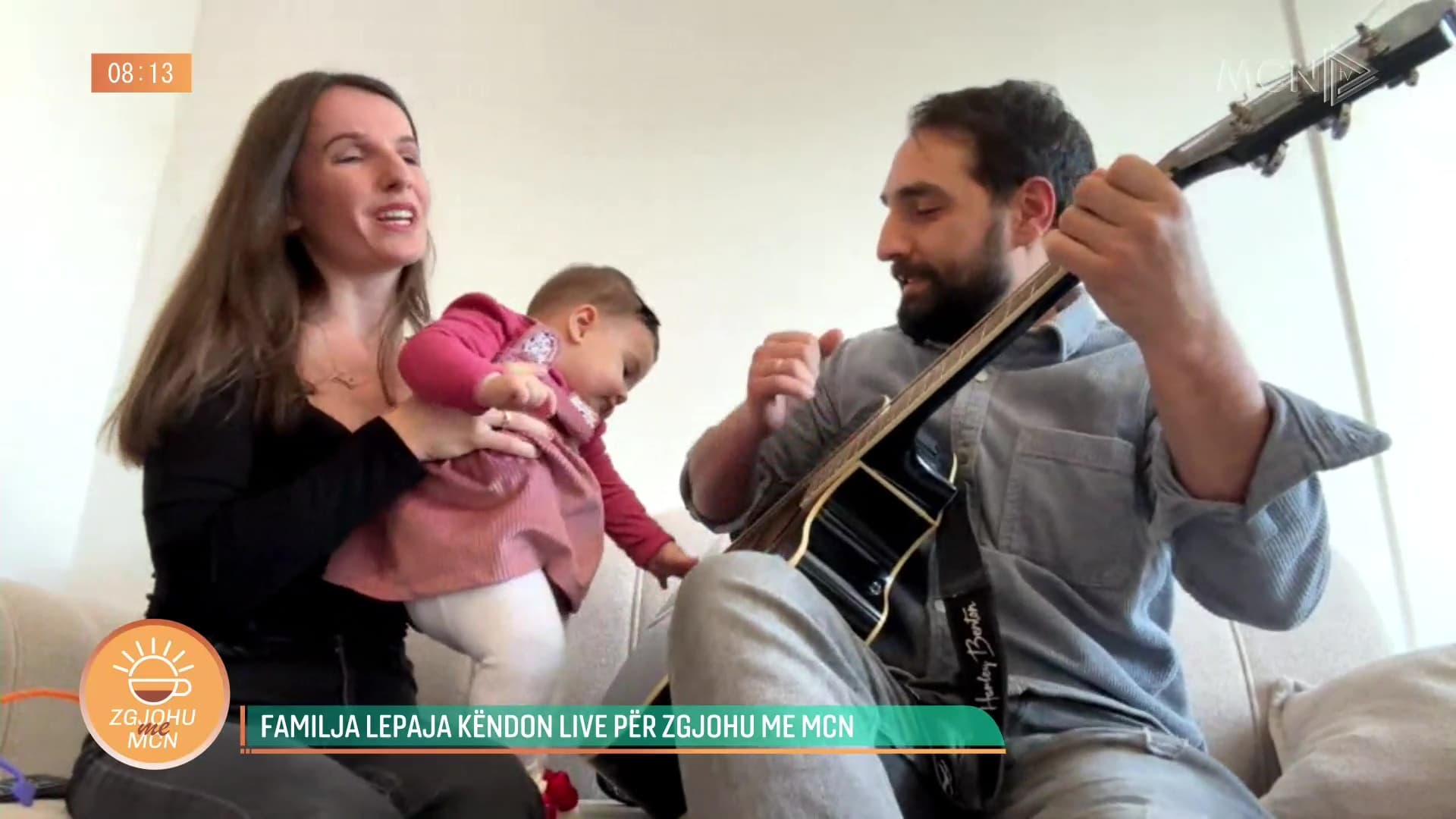 Këndojnë si familje/ Albina dhe Endriti tregojnë pasionin për muzikën dhe suksesin viral së bashku me Lunën e vogël