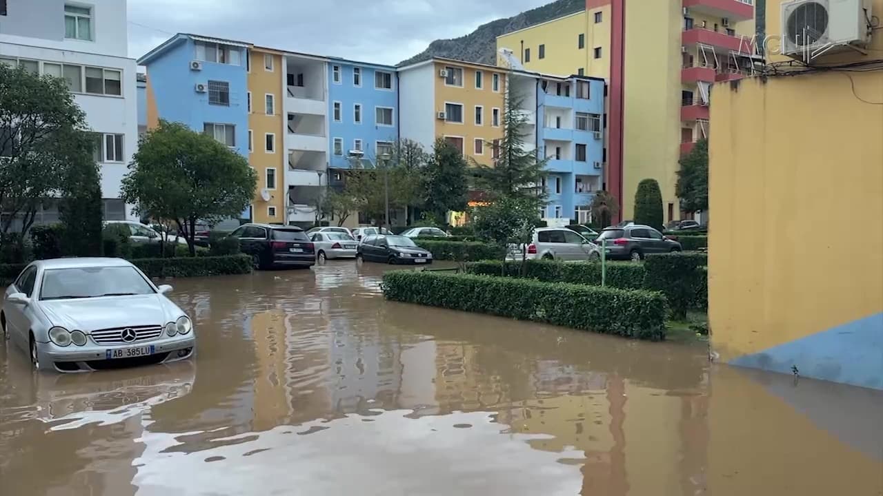 Shiu përmbyt Lezhën dhe Kurbinin / Reshjet shkaktojnë probleme me energjinë elektrike në disa qarqe (VIDEO)