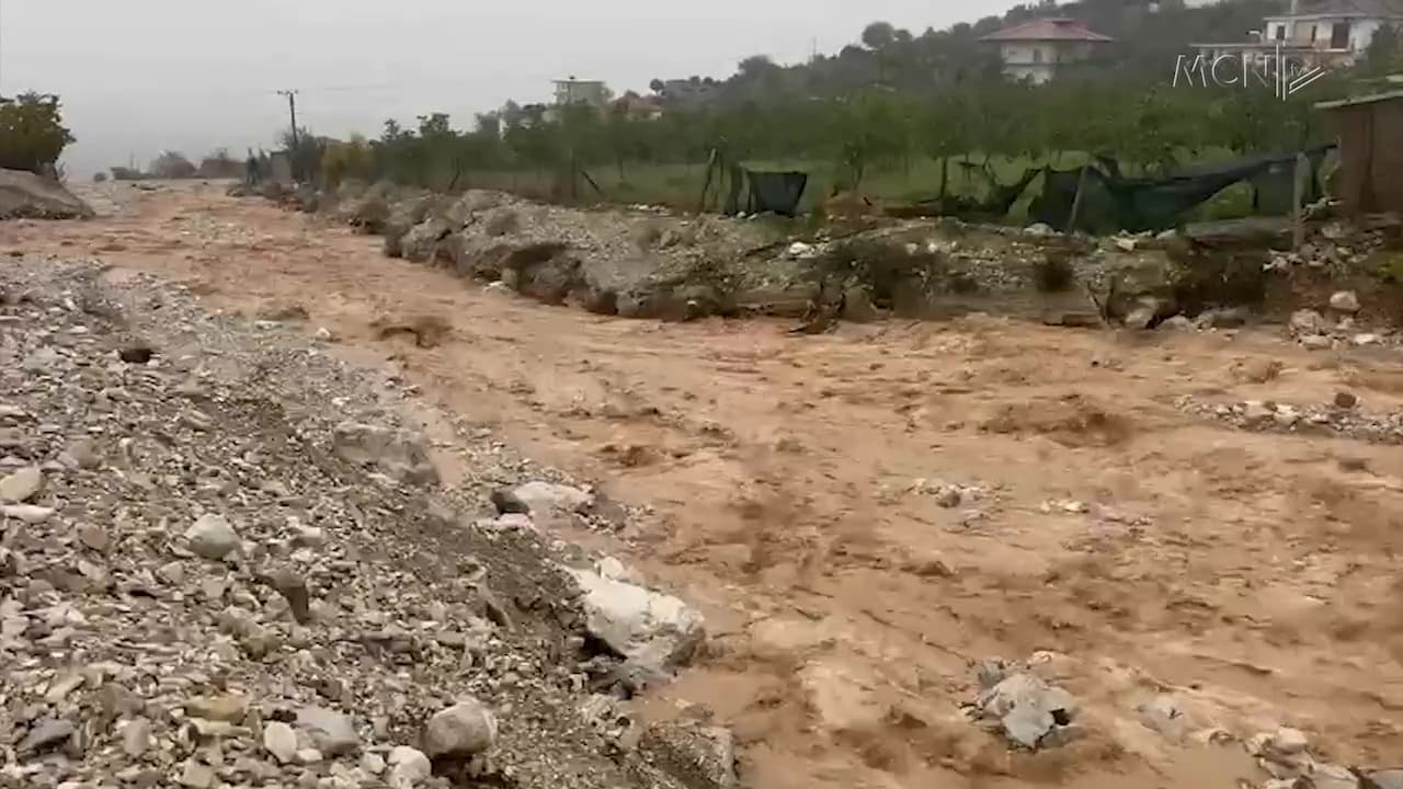 Shiu përmbyt jugun / Përrenjtë dalin nga shtrati, izolohen disa fshatra (VIDEO)