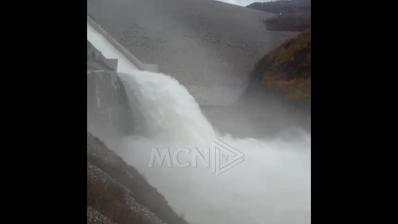 Prurjet maksimale të lumit Devoll detyrojnë hidrocentralin e Moglicës të hapë portën e parë të emergjencës (VIDEO)